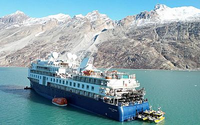 Gestrand luxe cruiseschip in Groenland met 206 opvarenden weer losgetrokken
