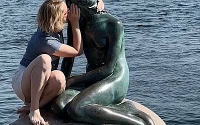 KIJK. Boegeroep voor toeriste die 'Kleine Zeemeermin' beklimt en kust: “Dit is Deens erfgoed!”