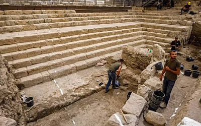 Archeologen graven trappen op van vijver waar Jezus blinde genas