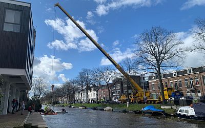 Hijskraan takelt gezonken boot uit de Vaartsche Rijn in Utrecht