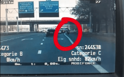 Pizzakoerier rijdt met scooter over de snelweg bij Utrecht