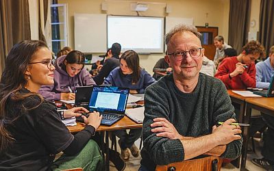 Geschiedenisleerkracht Marc (58) volgt wiskunde tussen zijn vijfdejaars: “Nu begrijp ik de examenstress van mijn leerlingen”