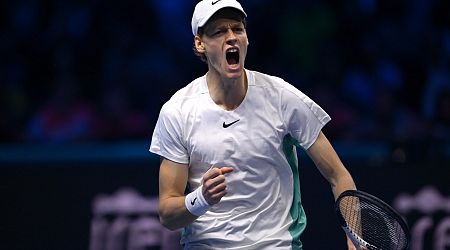Jannik Sinner wint en neemt Novak Djokovic mee naar halve eindstrijd ATP Finals