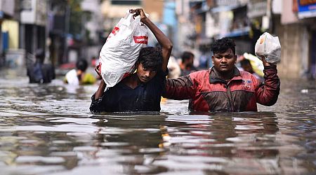 ‘Michaung’ komt aan land in India met code rood: cycloon spoelt auto’s weg, doet straten inzakken en veroorzaakt meerdere sterfgevallen