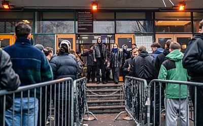 Lange rijen voor 60 uur durend afscheidsfeest in De School – 'Amsterdam gaat deze club missen' - de Volkskrant