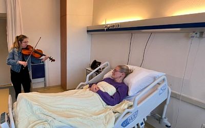 Muziek versnelt herstel na operatie: 'Speelse uitdaging voor hersenen' - RTL Boulevard