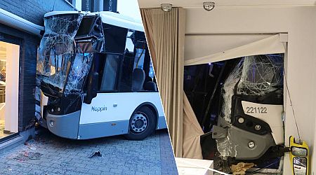 Lijnbus met 20 kinderen rijdt in vitrine van decoratiewinkel: “Interieurzaak nog maar pas vernieuwd”