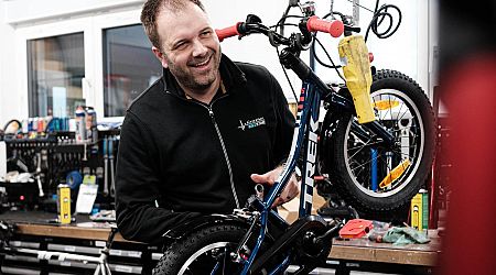 REPORTAGE. Een namiddag in de fietsenwinkel van Niels Albert, waar de wielerkoorts stijgt: “Elke week minstens vier fietsen van 10.000 euro of meer buiten”