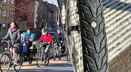 KIJK. Meer dan 100 fietsers verzamelen op Gentse brug om onveiligheid aan te klagen, vandaal strooit punaises