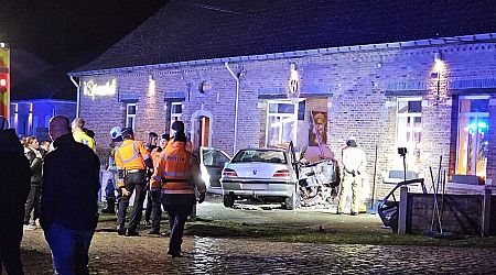 Wagen crasht in gevel van brasserie in Heist-op-den-Berg