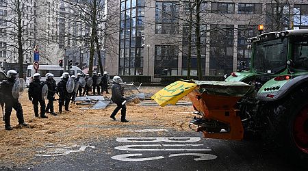 Protesterende boeren zetten hooibalen en autobanden in brand in centrum Brussel - NOS