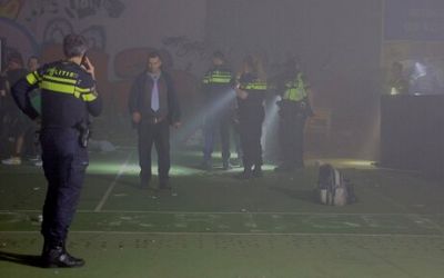 Drie agenten gewond na beëindiging illegaal technofeest in tennishallen Best - RTL.nl