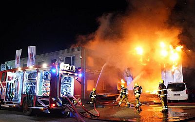 Grote vlammen slaan uit autoschadebedrijf in Kerkdriel, brandweer probeert uitbreiding brand te voorkomen - BD.nl