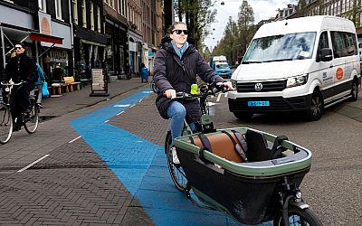 E-bikes naar de rijbaan: is een scheiding tussen snelheden beter dan een scheiding tussen vervoermiddelen? - Het Parool