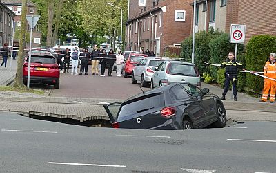 Plotseling sinkhol op de weg in Venlo: auto rijdt erin - L1 Nieuws