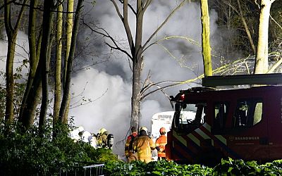 Schuur afgebrand aan de Canterlanswei in Miedum | Harlinger bekrast politieauto - Omrop Fryslân