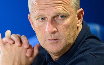 Van den Brom heeft aanbieding gedegradeerd Vitesse op zak: 'Ik ben nu aan zet' - NOS