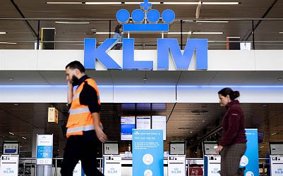 KLM-personeel mag voortaan ook sneakers dragen