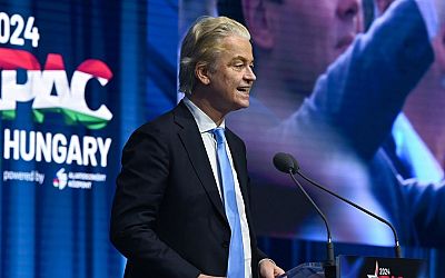 Wilders in Hongarije: 'Ik ga de onderhandelingen hier niet in gevaar brengen'