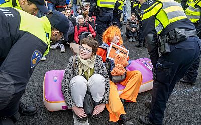 Ruim 100 arrestaties na Extinction Rebellion-blokkade van A10 bij Amsterdam - NU.nl