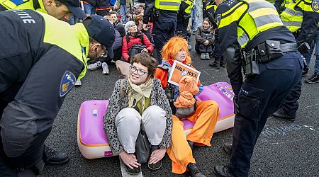 Ruim 100 arrestaties na Extinction Rebellion-blokkade van A10 bij Amsterdam - NU.nl