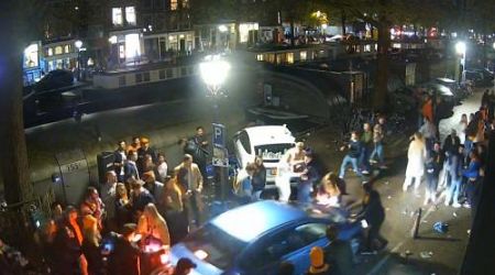 Automobilist rijdt in op groep Koningsdagvierders in Amsterdam en gaat ervandoor - NH Nieuws