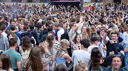 LIVE Bevrijdingsfestival Wageningen | Politie houdt man aan na opstootje • Tienduizenden feestvierders in de stad • Prullenbakken puilen uit - De Gelderlander