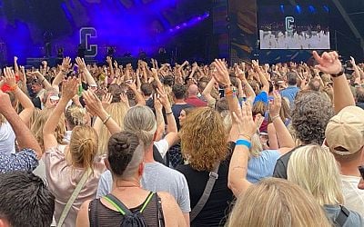 Video | Dit was dag 2 van Dauwpop: “Baby in de buik danst vrolijk mee” - RTV Oost