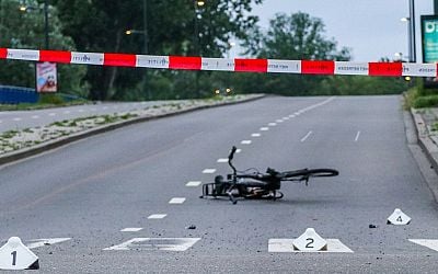 Fietser zwaargewond na aanrijding, overlijdt op straat - RTV Rijnmond