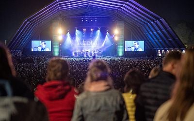 Regenponcho's, bier en muziek bij uitverkocht Hello Festival in Emmen. 'Het uitzicht met deze nieuwe tent is veel beter' - Dagblad van het Noorden