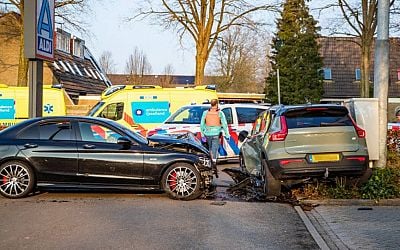 Opmerkelijk detail: gecrashte auto 'belt hulpdiensten' tijdens moord bij Aldi in Zwolle. 'Gesprek wijst op vooropgezet plan' - De Stentor