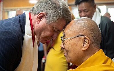 Amerikaanse delegatie bezoekt dalai lama, tot ergernis van China - NOS