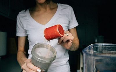 Laat je door eiwitshakes of proteïnepoeders meer scheten? Hier komt dat door - Metronieuws.nl