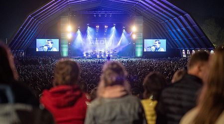 Regenponcho's, bier en muziek bij uitverkocht Hello Festival in Emmen. 'Het uitzicht met deze nieuwe tent is veel beter' - Dagblad van het Noorden