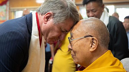 Amerikaanse delegatie bezoekt dalai lama, tot ergernis van China - NOS