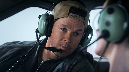 Piloot Mark Wahlberg blijkt psychopaat in ijskoude trailer 'Flight Risk' van Mel Gibson