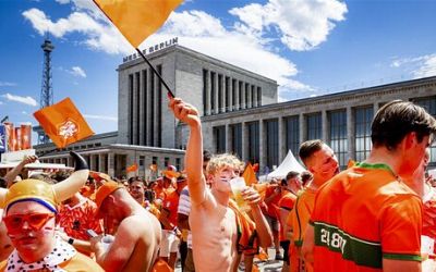 Oranjefans in Berlijn leven toe naar kwartfinale tegen Turkije, fanmars begonnen - RTL.nl