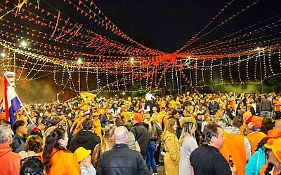 Ruim duizend mensen vieren feest bij Oranjerotonde in Apeldoorn, gemeente treedt op tegen muziek - De Stentor