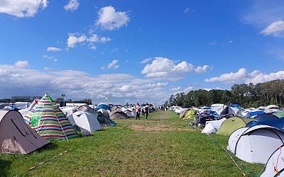 Dag 2 Down The Rabbit Hole vol tegenstellingen: regen, wind én zon, ballet én Afrikaanse dans, muzikale hoogtepunten én Oranje - De Gelderlander