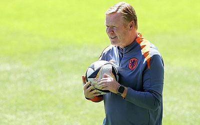 Met finalebal en exta pers traint voltallige Oranje-selectie voor halve finale - NOS