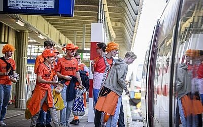 Hordes Oranjefans pakken trein vanaf Enschede naar Dortmund: "Handiger dan auto" - RTV Oost