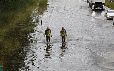 A1 dicht bij Oldenzaal: weg is onbegaanbaar door hevige regenval - RTV Oost