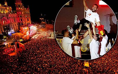 Duizenden fans juichen voetballers Spanje toe, koning ontvangt EK-winnaar - AD