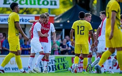 Julian Rijkhoff maakt eerste in de voorbereiding voor Ajax tegen Al Wasl, dat allerminst overtuigt - Voetbalzone.nl