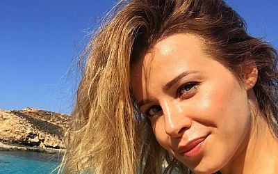 Victoria Koblenko "spoelt aan" op het strand van Santorini