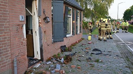 Auto crasht tegen net gerenoveerd dijkhuis Boxtel - NOS