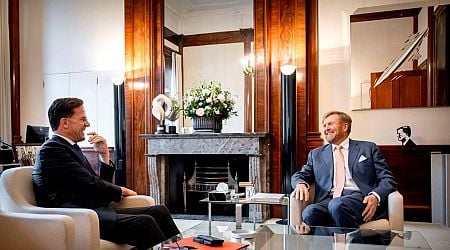 Koning geeft Mark Rutte zeldzaam hoge onderscheiding | Politiek - AD