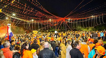 Ruim duizend mensen vieren feest bij Oranjerotonde in Apeldoorn, gemeente treedt op tegen muziek - De Stentor