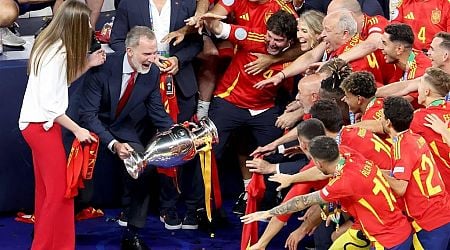 Spaanse voetballers na EK-winst op audiëntie bij koningspaar - Vorsten