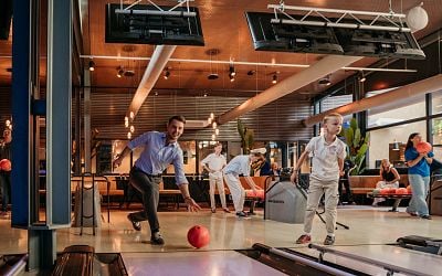 Deze Utrechtse bowlingbaan is nu weer open én heeft een compleet nieuwe look